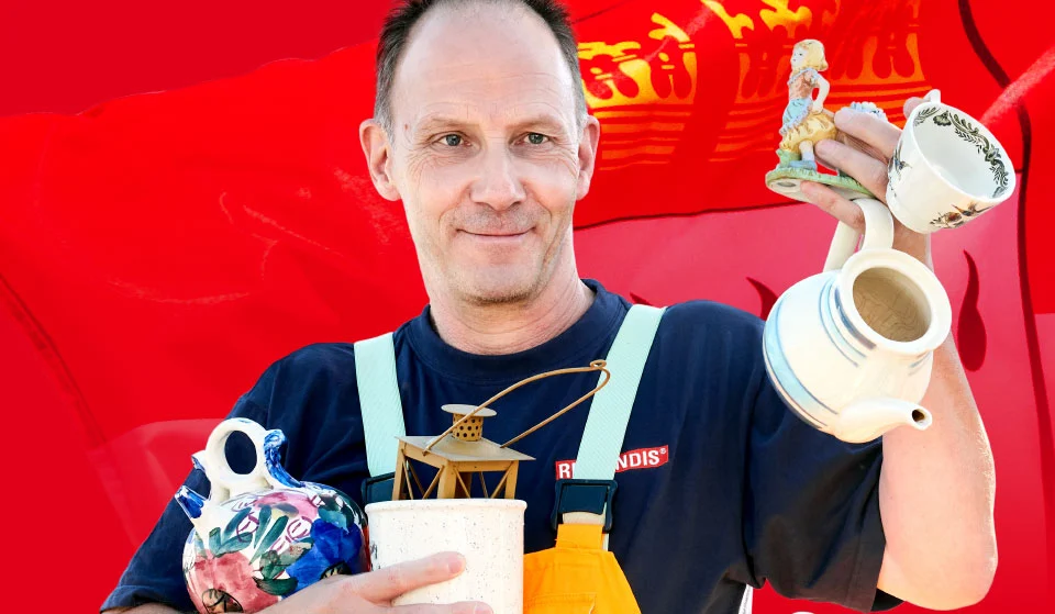 Sperrmüll entsorgen in Köln – Mitarbeiter von REMONDIS Wertstoff-Recycling (RWR) bei der Sammlung und Verwertung von Möbeln und Haushaltsgegenständen