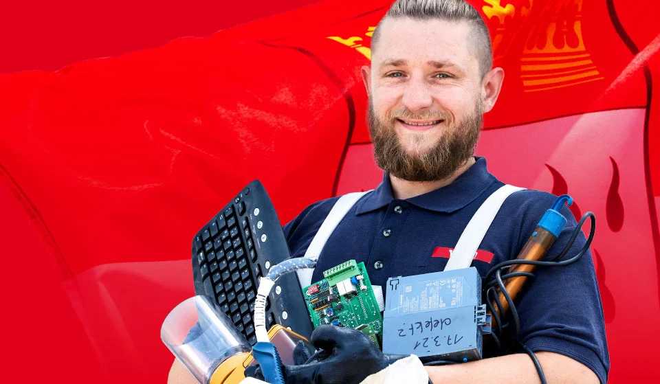 Elektroschrott entsorgen in Köln – Mitarbeiter von REMONDIS Wertstoff-Recycling (RWR) mit Altgeräten zur fachgerechten Sammlung und Recycling