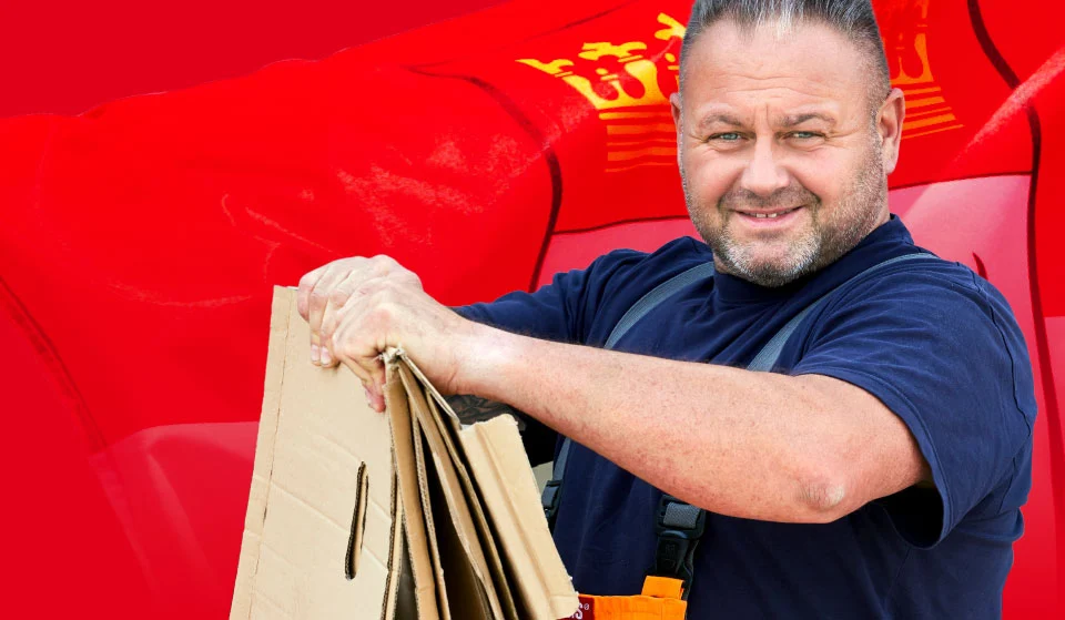 Papier entsorgen in Köln – Mitarbeiter von REMONDIS Wertstoff-Recycling (RWR) bei der Sammlung und dem Recycling von Karton und Altpapier